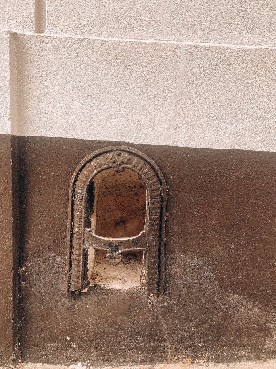 Have you ever seen these around your town or city and wondered what they're for? These are actually Victorian boot scrapers! As more people started walking more during the mid-19th century, they became a necessity for cleaning muddy shoes! 👢 lookingbackathistory.com/2022/01/victor…