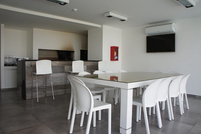 CarlosMaslaton's tweet photo. Reitero, no me inviten a ningún asado porque es una burocracia que no puedo soportar y no tengo tiempo. Odio tanto los ejecutados en quinchos suburbanos como los desplegados en los SUM con eco horrible de edificios de Palermo y Belgrano que la van de finos. Nunca está nada listo. https://t.co/k9NmFmafGJ