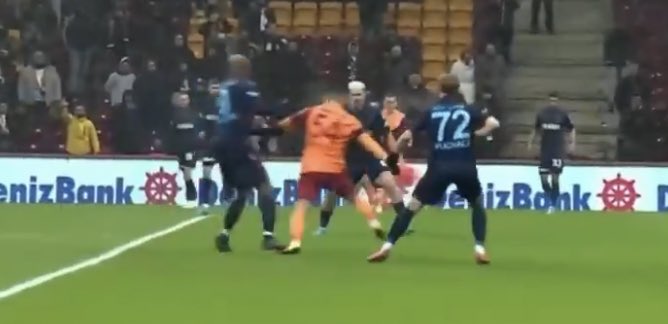 Bu penaltı değilse daha hangisini vereceksiniz?!

Trabzonspor’da Nwakaeme Emre Kılınç’ın ayağını mı kopartsın?

Galatasaray’ın penaltı alması için daha ne olması gerekiyor?

Hadi Atilla Karaoğlan göremedi, ya VAR’daki Özgür Yankaya ne işe yarar?

#GSvTS