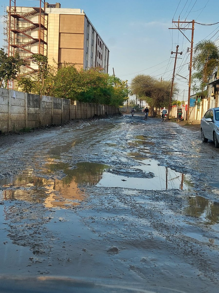 sh_paresh's tweet photo. @ChouhanShivraj @BMCBhopal Restoration of Jatkhedi road by Ankita Construction ..in front of Hotel Abhinav Palace Ward 53 Zone 13.30-40 ppl riding 2 wheeler had slipped till date https://t.co/rQEGdauJra