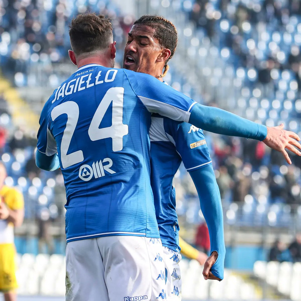 BresciaOfficial's tweet photo. È una battaglia punto a punto. Ma per farcela abbiamo bisogno di tutto il vostro sostegno! Potete fare la differenza, lo sappiamo. 👊💙
#BRETER
#SerieBKT
#Forzabrescia⚪️🔵🦁 https://t.co/SrClMdmVwM