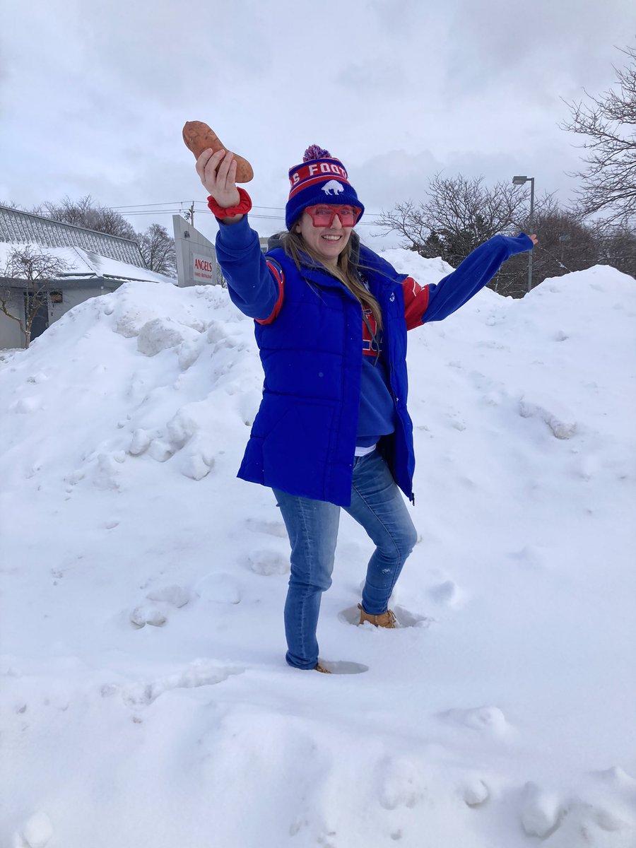 kellymarcon's tweet photo. Alright #BillsMafia Iโm in. #RallySpud . GO BILLS! https://t.co/CmHWVg6bWl