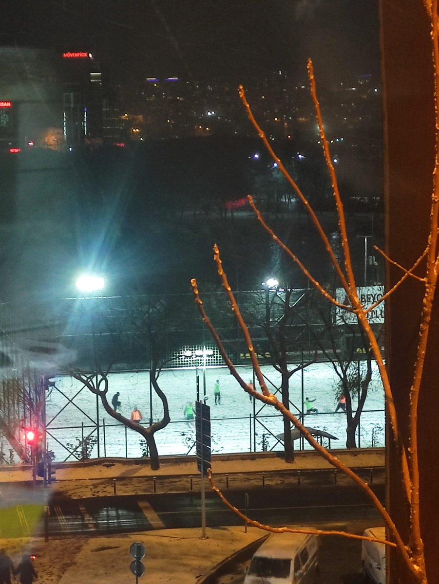 bu erkeklerin tüm zorlukları bize aw hava -5 derece tepelerine kar yağıyo halaa ordan oraya top kosturuyorlar gerçekten inanılmazsınız erk*kler