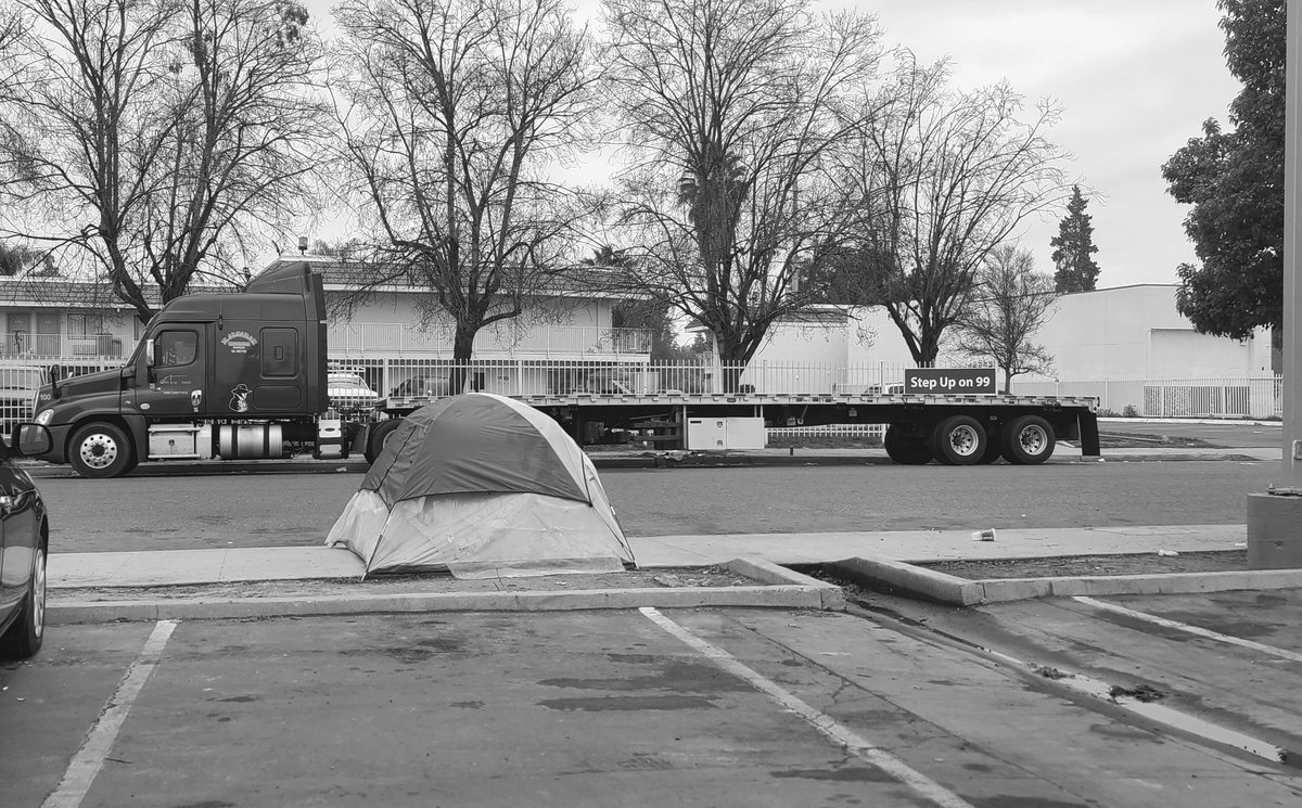 WeInvisible's tweet image. This tent sits right across from #stepupon99 a #projecthomekey family shelter.  Families have been in this shelter for a year now. We need permanent solution called &quot;Affordable housing &quot;. Get people transitioned into housing so others can go into shelter 🤷🏾‍♀️. @GavinNewsom 👀🤔🤷🏾‍♀️