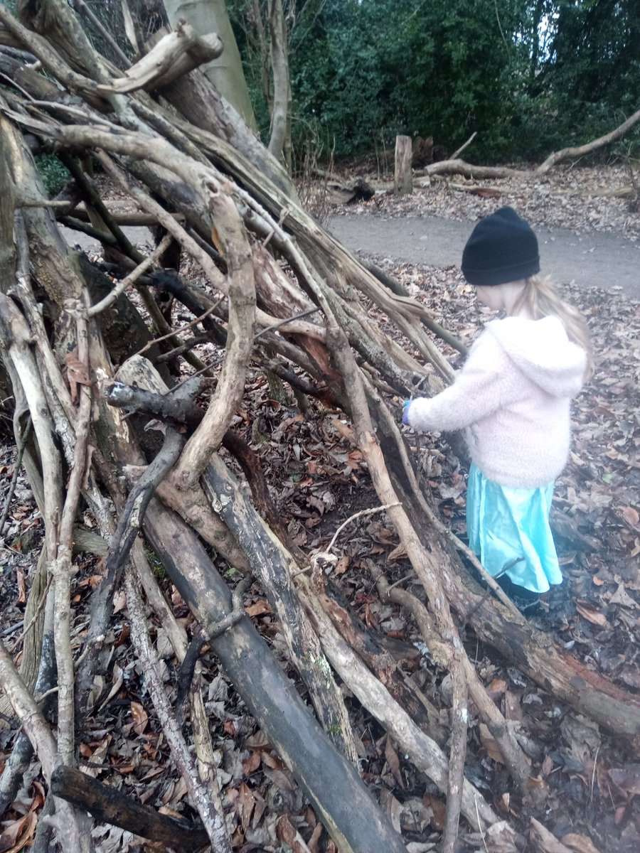 LucieLong20's tweet photo. @TranbyReception our marvellous M/m weekend has included making a den with mummy, learning how to clean and prepare mussels, going to Mass and listening to Meatloaf!!! #alphabetweekends https://t.co/ESSK0F8B0G