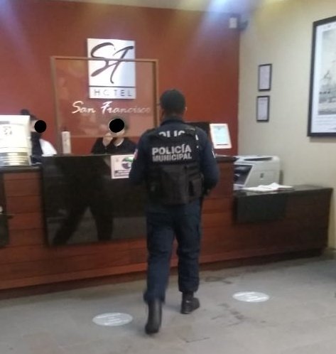 SSPCSLP's tweet photo. 👮🏽 El programa "Turismo Seguro" que emprende la #DGSPM en coordinación con @Turismo_SLP continua con los recorridos de seguridad en hoteles de la capital
Los oficiales realizan el registro de la visita por medio del código QR que se enlaza sn tiempo real al C3
#ServirYProteger https://t.co/6nr0q2KAx0