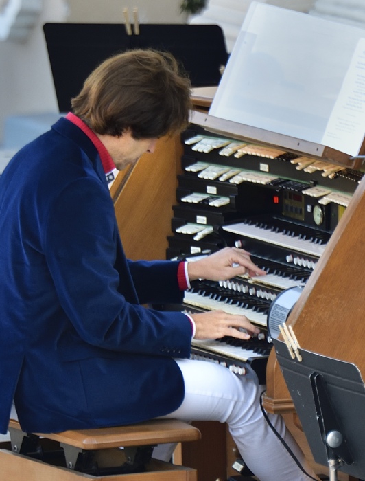 Happy Sunday! Join us today in the heart of Balboa Park at 2pm for our free weekly concert by Raul Prieto Ramirez. 🎶