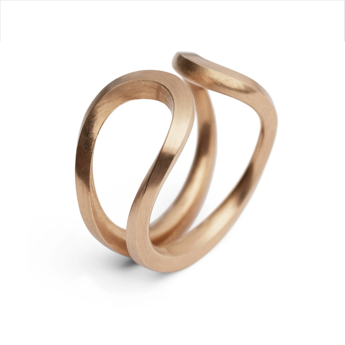McCaulJewellery's tweet image. Sweeping curves of 18ct rose gold, this open band is a lovely, understated piece.

Available from our Exmouth Market atelier &amp;amp; through our website - link in the bio. 

#openring #rosegoldring #sculpturaljewellery #contemporaryfinejewellery #designermaker #london #dublin #bespoke