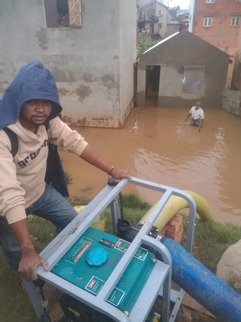 MATP_GOV_MG's tweet photo. L'opération de nettoyage et de curage du canal Andriantany opérée par l'#APIPA, organisme rattaché au #MATSF pour aider la CUA et la SMA continue. 
Par ailleurs l'#Apipa /#MATSF viennent en aide aux autres communes périphériques en renforcement des berges et pompage des eaux. https://t.co/L6CYYQpZ0J