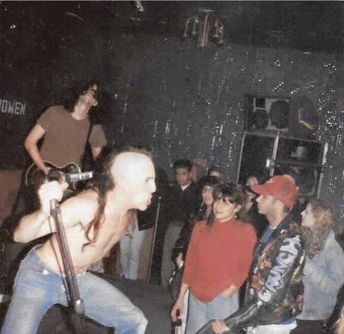 Tom Morello compartilhou uma foto de 31 anos atrás, na qual aparece na plateia de um show do TOOL para pouquíssimas pessoas em Hollywood.

Um ano depois, o Rage Against The Machine lançaria seu disco de estreia e conquistaria o mundo. Que cena incrível era essa de Los Angeles! 😍