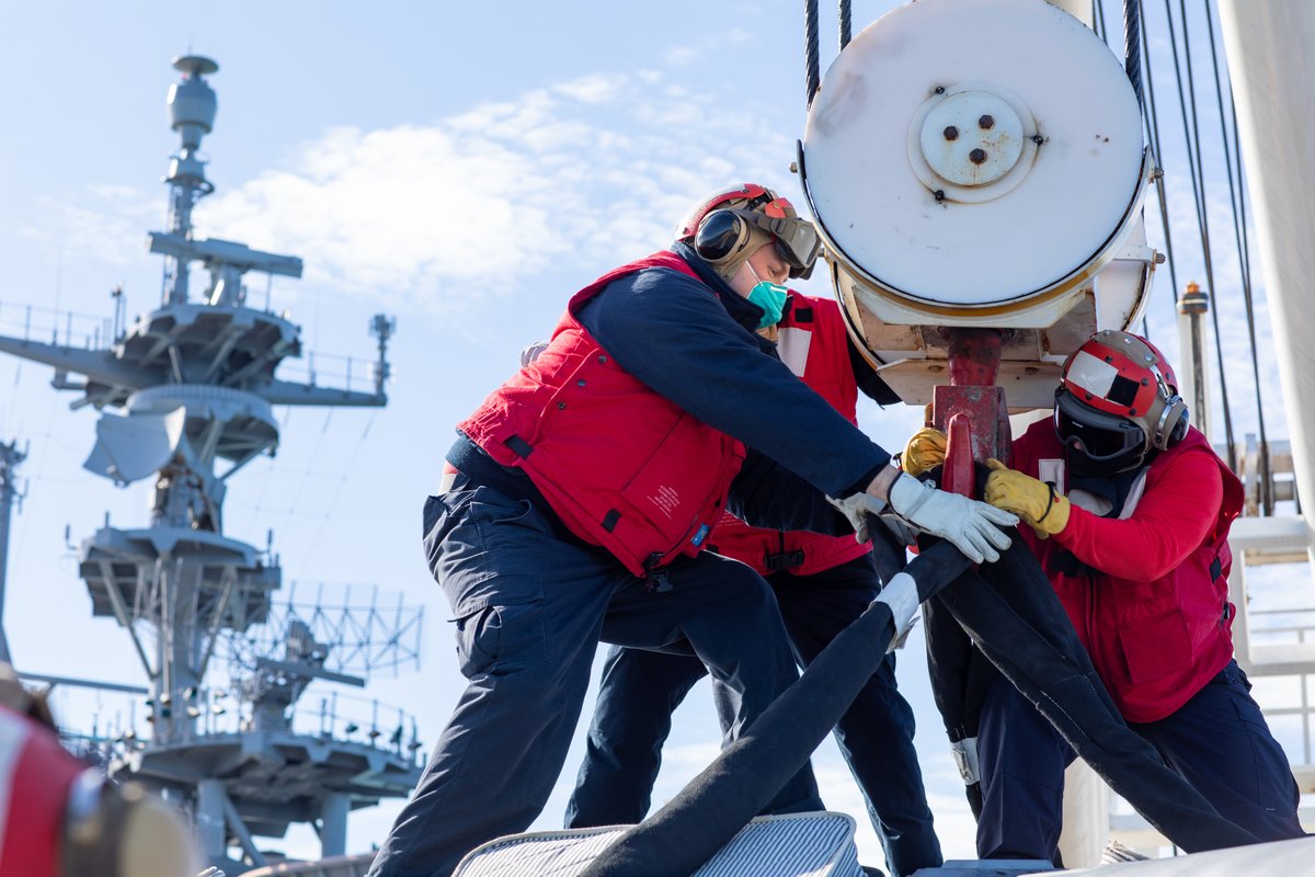 Teamwork makes the dream work 🙌  

#USSBataan (LHD 5) conducts crash and salvage trianing on the flight deck, Jan. 19.

Bataan, homeported at Naval Station Norfolk, is currently underway conducting contractor sea trials.