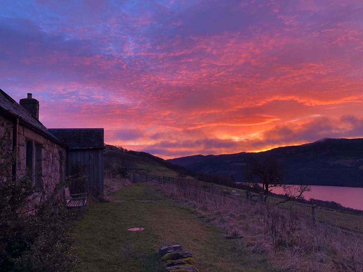 HSMhairi's tweet photo. Weekend Goals 🌅 #strathtummel #perthshire #weekendsup #sunrise #escapetothecountryside https://t.co/fMxR5DYFBE