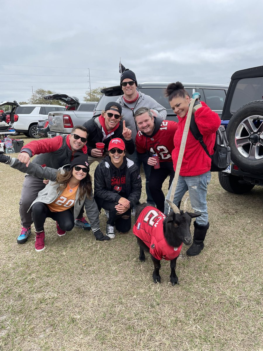 GabRazzetti's tweet photo. Really nice of @TomBrady to come hang out at our tailgate pregame #GoBucs https://t.co/PIDVO5NRmY