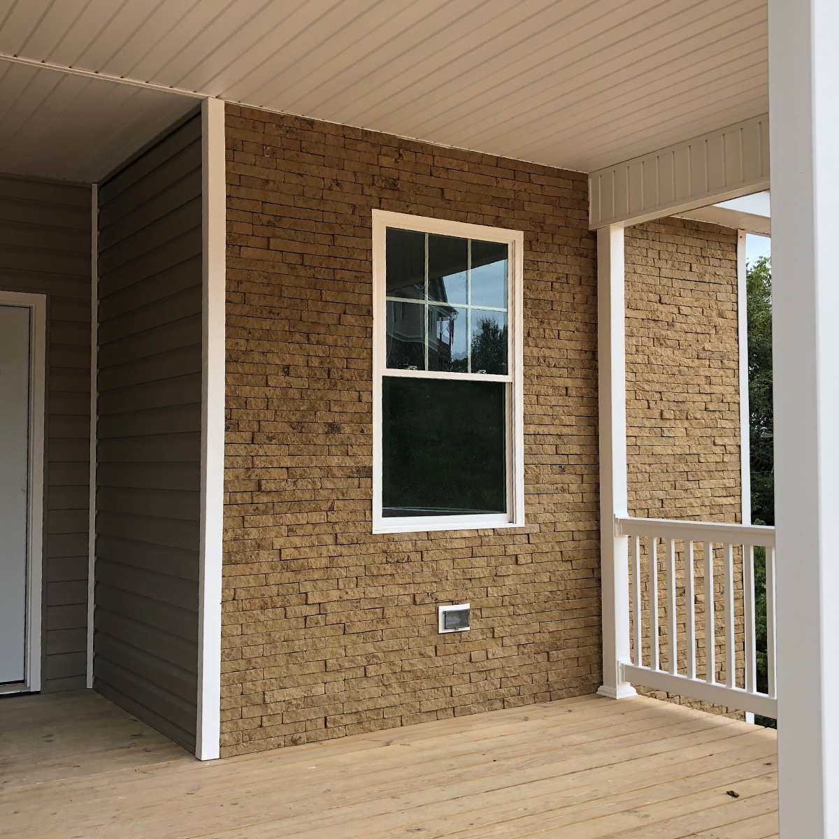 EvolveStone's tweet image. With its refined look, there’s no question why District View has a universal appeal! With its varied stone depths, this pattern will best complement sleek, contemporary spaces. #DistrictView #StonePattern #StoneVeneer