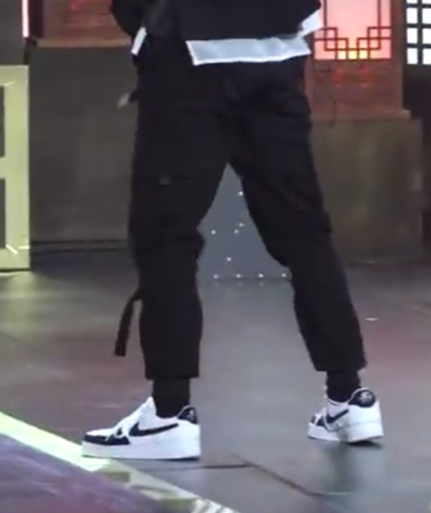 chococherrychan's tweet photo. @theskzcloset do you know what colorway name of the air force 1s that chan is wearing? https://t.co/JAssn7TrIX