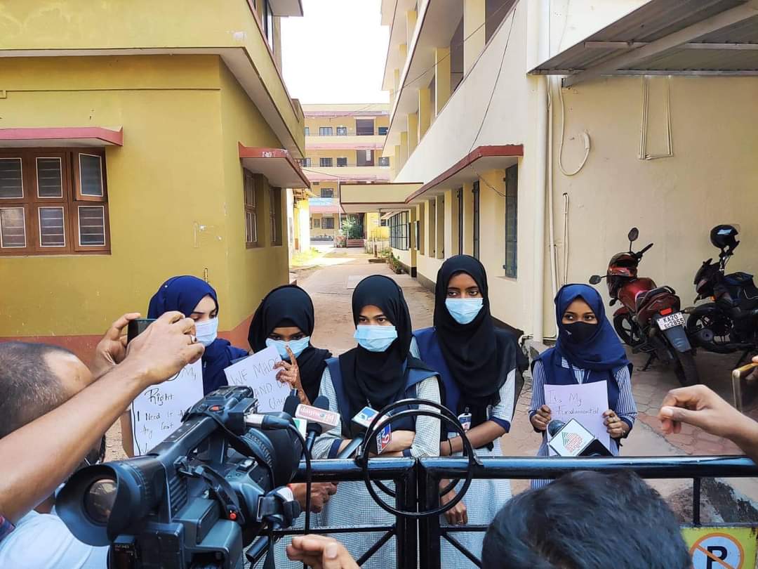 HamzaSufyan11's tweet image. Muslim students in Udupi were not allowed inside the classroom for wearing a hijab. Freedom of practicing religion is the right of every Indian citizen. What a great example of Beti Bachao-Beti Padhao. In solidarity.