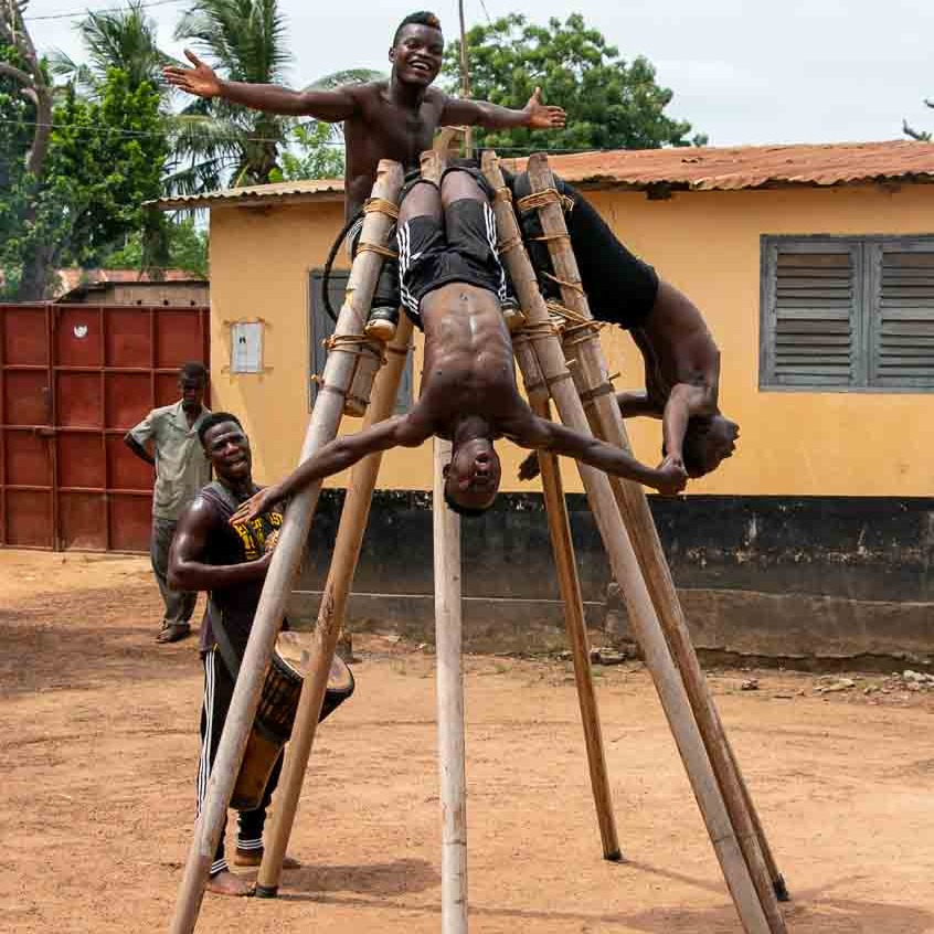MeetAfricaTravl's tweet photo. The Togolese stilt-walker company Afuma integrates the traditional dances on stilts from Atakpamé region in Togo, with various acrobatics to perfect their unique technique. They are truly one of a kind.
#echasses #acrobatics #stiltwalker #cirquedusoleil #circus #togo #meetafrica https://t.co/6iSN4RUxRi