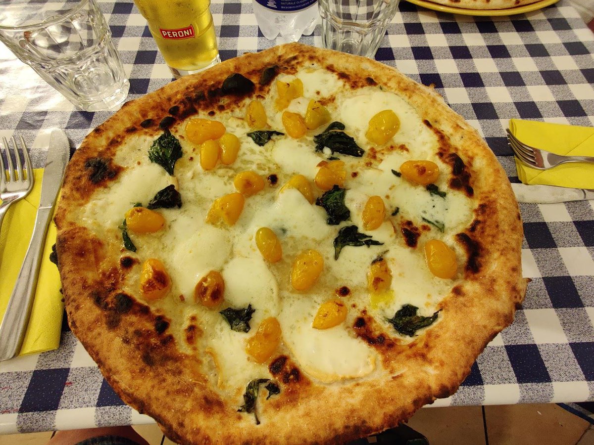 Pizza bianca with yellow tomatoes (Naples): submitted by  /u/pulcinella_  
 [link] [comments] dlvr.it/SHfmRg