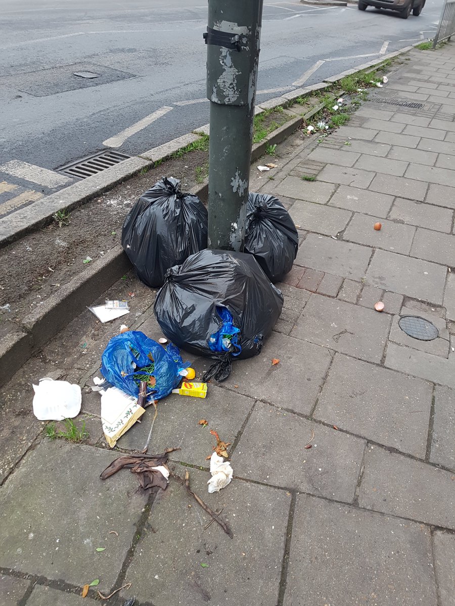 @Merton_Council @VeoliaUK @PaulKohlerSW19 #muckymerton #mertonlabourfail
It's a new year but it's the same old non-collection day dumping & filthfest outside 282 Haydons Rd (today is Sun, colln is Thu) & the same old failure to change. Could outrun the Mousetrap. Place your bets.