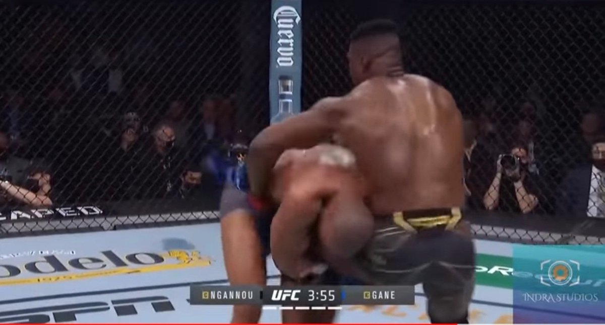 This is the moment that made Cyril lose the fight. He never should have tried to take Francis down in the 5th Round. Never...