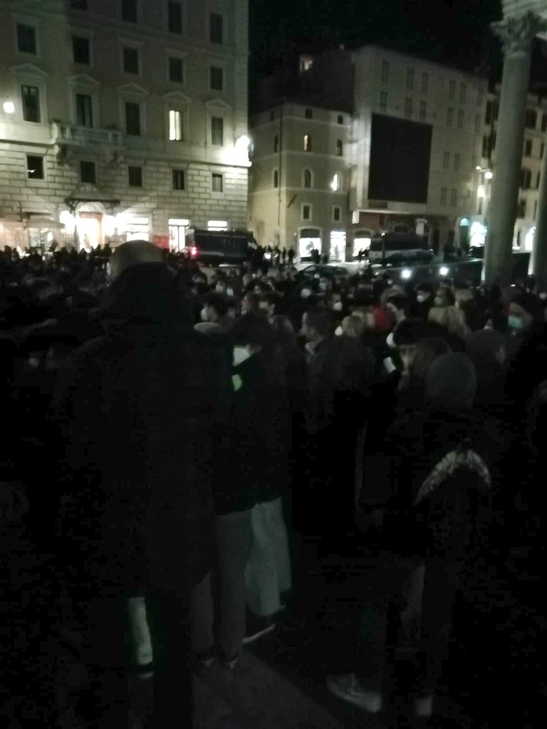 nonunadimeno's tweet photo. A #Roma l* studenti chiamano in piazza per #LorenzoParelli perché la scuola sia luogo di crescita e relazione non una palestra di sfruttamento e morte. In centinaia ora al Pantheon contro #alternanzascuolalavoro https://t.co/CgSjUokxD2