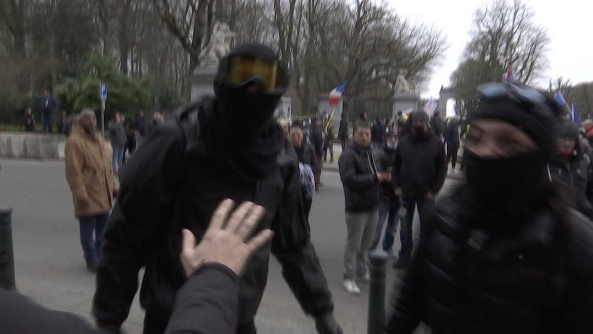 AlessioPisano's tweet photo. Oggi sono stato accredito da un gruppo di ragazzi alla manifestazione #NOVAX a Bruxelles. Tutto bene. 
I giornalisti non sono più al sicuro in questo tipo di manifestazioni. Domande inquisitorie, sberleffi e all'occasione violenza. Abbiamo un problema serio. https://t.co/4Sj6XDSUYB