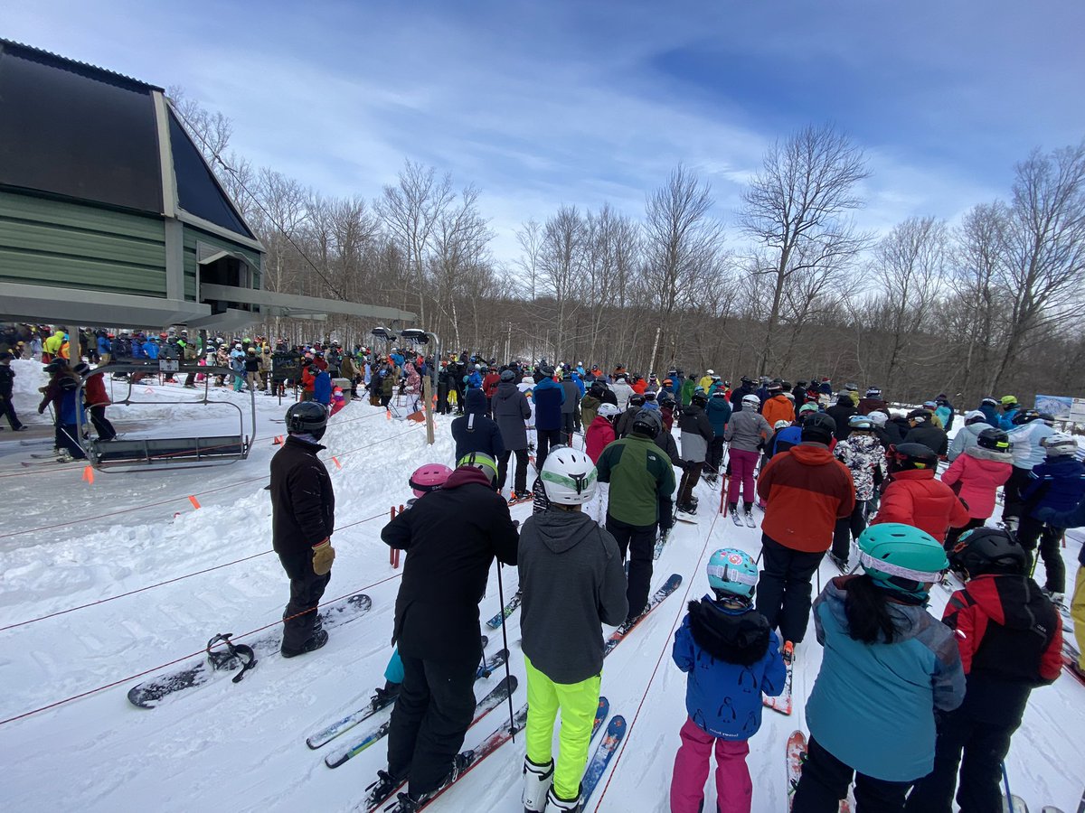 WiFiJT's tweet photo. @SunapeeMt conditions were great, but the lines were horrible. Cars parked all the way to the entrance. https://t.co/k9oci7ZPsN