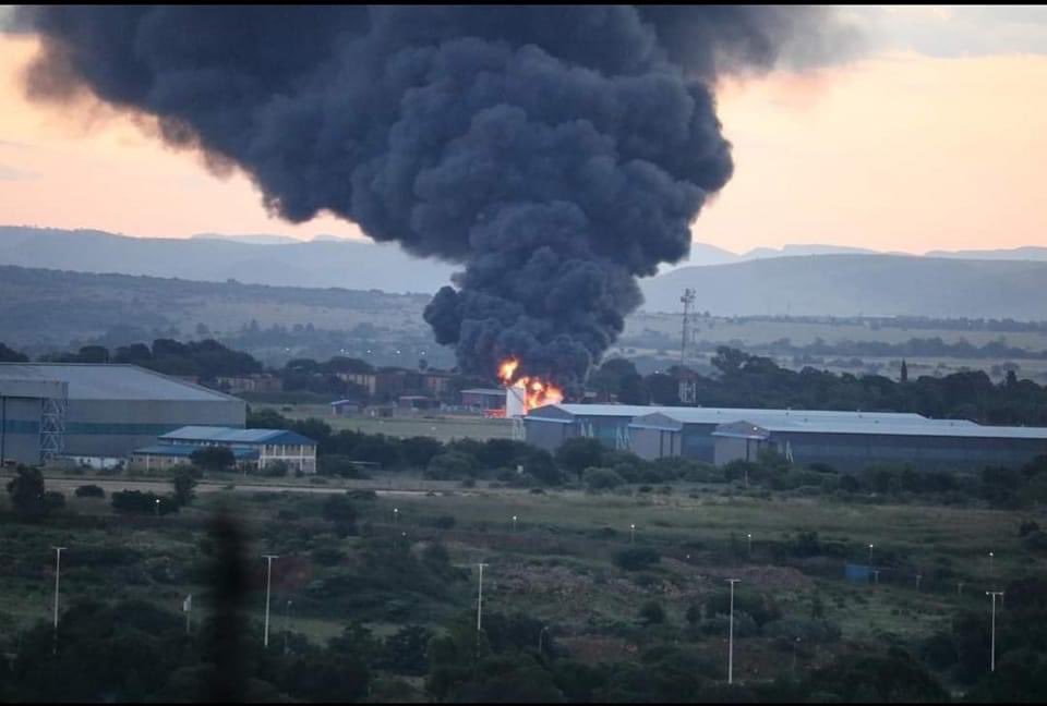 RT @ali_naka: South Africa’s Waterkloof Airbase is on Fire https://t.co/qh2Wh1aaXG