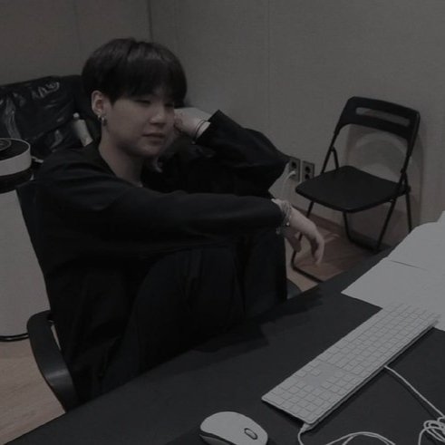taevincur's tweet photo. #yoonkookau где...

-... Что думаешь Чонгук?

-А? Что? Я не сплю.-минутами ранее спящий Чонгук резко встал с кресла, (который сам и поставил сзади продюсерского стула),начал активно тереть глаза, прогоняя сон. -Голодный? Щяс сбегаю в Мак.

И уже кинулся к выходу, как услышал: https://t.co/rMgbEuzQWd