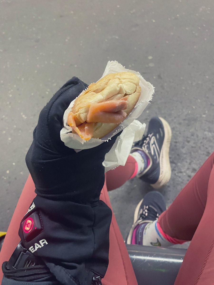 thefitlondoner's tweet photo. 15 mile Long run ending with a beigel 🥯 😋🤤

The question is, what’s your go-to beigel filling of choice? #willrunforfood #ukrunchat #marathontraining https://t.co/XbC8WdO4Dv