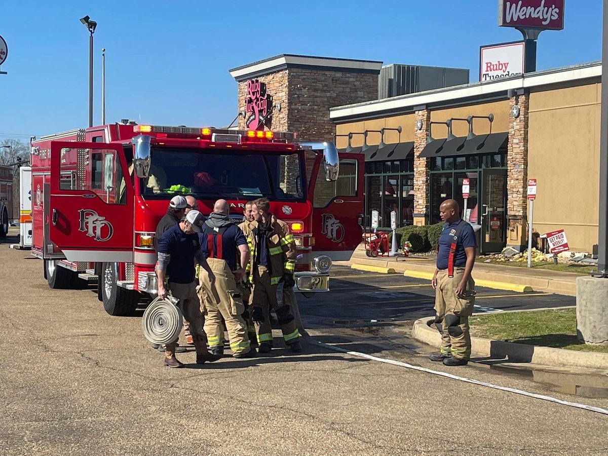 Pearl firefighters quickly extinguished a fire in an exterior wall at Ruby Tuesday Restaurant Sunday morning. Thankfully there were no injuries and the great work of our firemen kept damage to a minimum. The exact cause of the fire is under investigation. https://t.co/G5456DPK6i