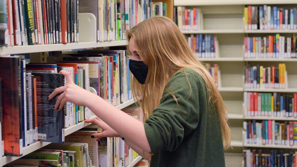 EPLdotCA's tweet photo. Listen to @EdmAMCBC's Recommended Reads series every Tuesday and Thursday morning to hear from EPL staff across #yeg about what they're reading and get ideas on what to read next! Check here for the updated booklist each week: https://t.co/5hY5izM9va #recommendreads #bibliophile https://t.co/hqn7NAovXd