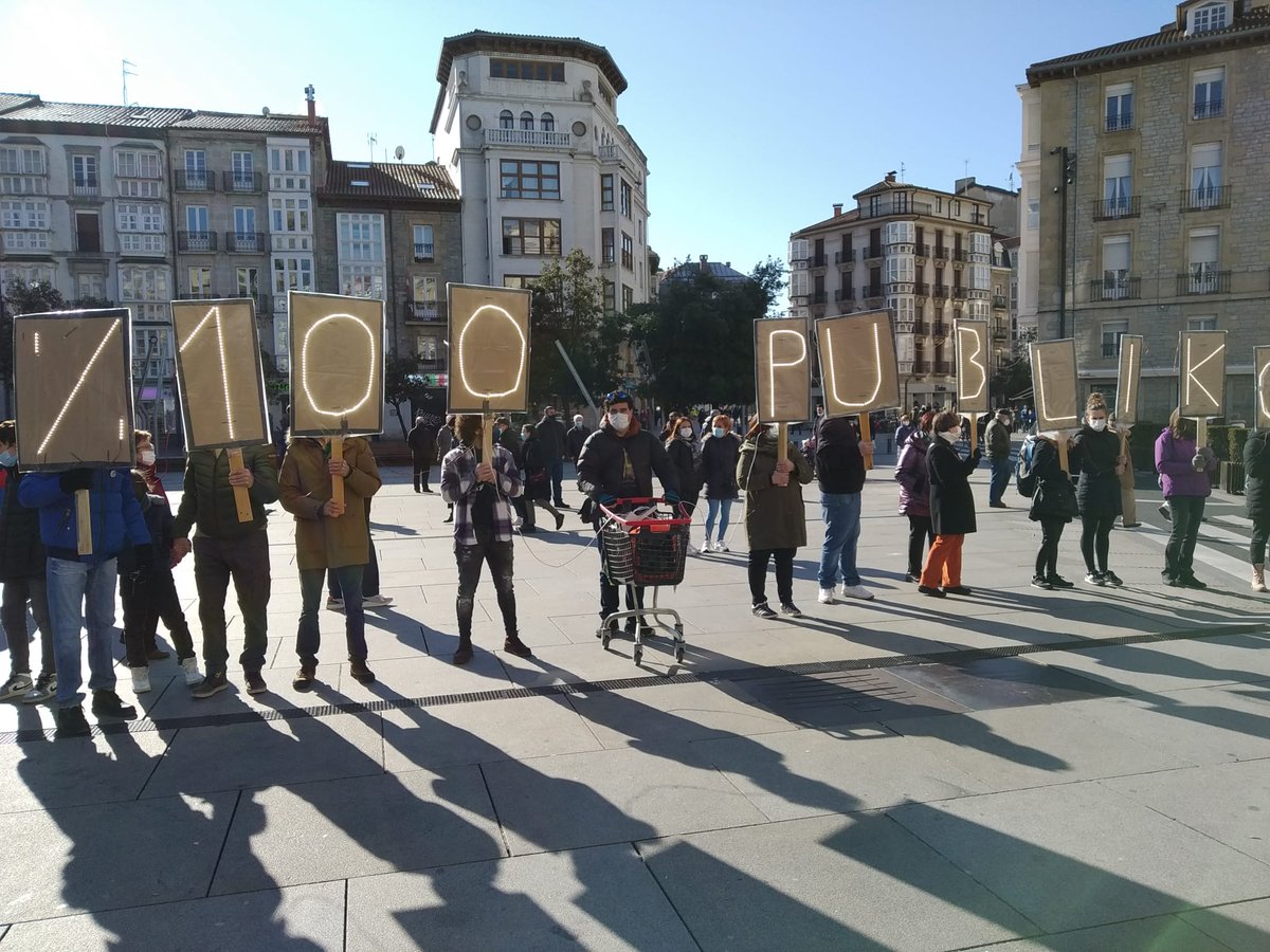 Oso argi esaten dugu manifestazio guztietan.
Somos claros y claras
%100 PUBLIKOA
#Osakidetza 
#OsasungintzaPublikoaDefendatu 
#osasunpublikoa 
#goralangileonborroka 
#OsasunPublikoarenAlde