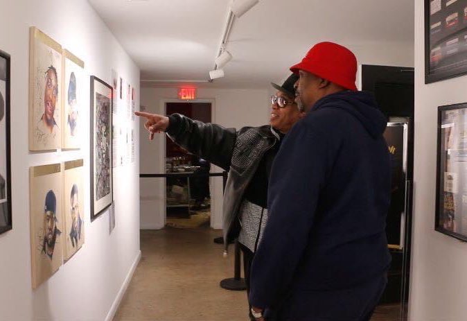 ajkatzart42's tweet photo. That time, when I spied @GrandmasterCaz and #GrandmasterMelleMel discussing my artwork.  Unbelievable! 

@hiphopmuseumdc @hiphopgods @sphereofhiphop @mADurgency @MrChuckD @uhhmuseum @thebasementmuse @byrdlandrecords @DCist https://t.co/dBfU1ijZhm