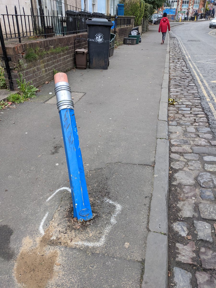 Someone tried to snap Pencil bollard. But Pencil bollard was having none of it.

<a href="/WorldBollard/">World Bollard Association™</a>