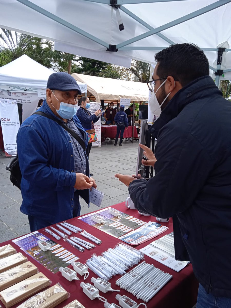 911_Veracruz's tweet photo. Recuerda que puedes venir y conocer acerca de los servicios de emergencias durante el Encuentro Ciudadano: #OrgulloPolicial, en la explanada del Parque Juárez.

En #C4Veracruz, continuamos trabajando por tu seguridad https://t.co/DpWwgjnxde