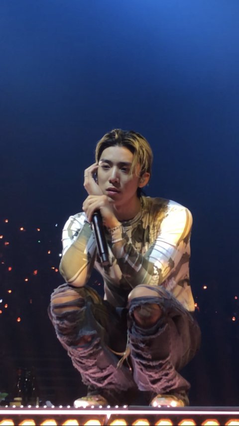 Hwiyoung asked for some photos in fancafe, to use them as wallpaper, so here are some:

#휘영 #HWIYOUNG #SF9