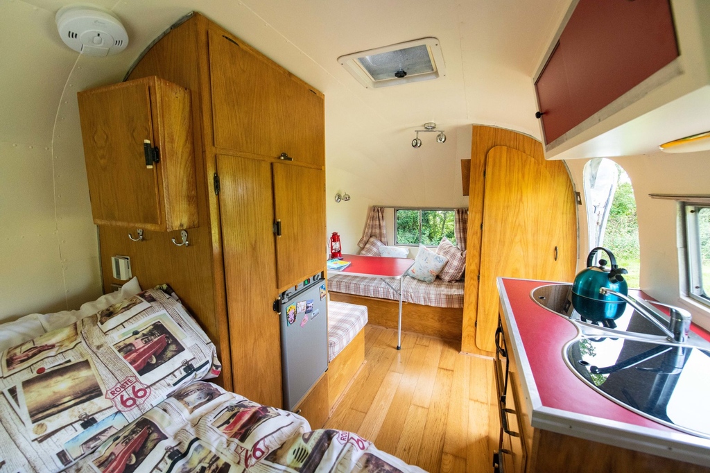 GlampinglyHQ's tweet photo. Can you call a caravan 'cute'? This American icon from 1956 has vintage touches &amp; a few hidden mod cons thrown in for extra comfort. We think it's a word that fits. What do you reckon?

📍 The Airstream Bubble, Norfolk
🔗 https://t.co/F8sw3RUV4p
#️⃣ #glamping #norfolk #airstream https://t.co/1TCLPKqsrL
