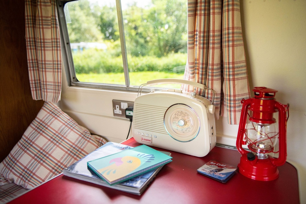 Can you call a caravan 'cute'? This American icon from 1956 has vintage touches &amp; a few hidden mod cons thrown in for extra comfort. We think it's a word that fits. What do you reckon?

📍 The Airstream Bubble, Norfolk
🔗 bit.ly/3cazxeR
#️⃣ #glamping #norfolk #airstream