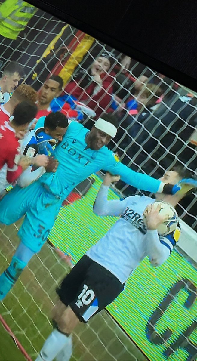 WillThomas96's tweet photo. Backhanding Tom Lawrence, got Nathan Byrne in a headlock, massive grin across his face! @samba_brice is a top quality ๐ฉ๐ !!!!!๐๐คฃ๐ดโช๏ธ๐ดโช๏ธ #NFFCvDCFC #NFFC #bricesamba https://t.co/TUWEd9kgYc