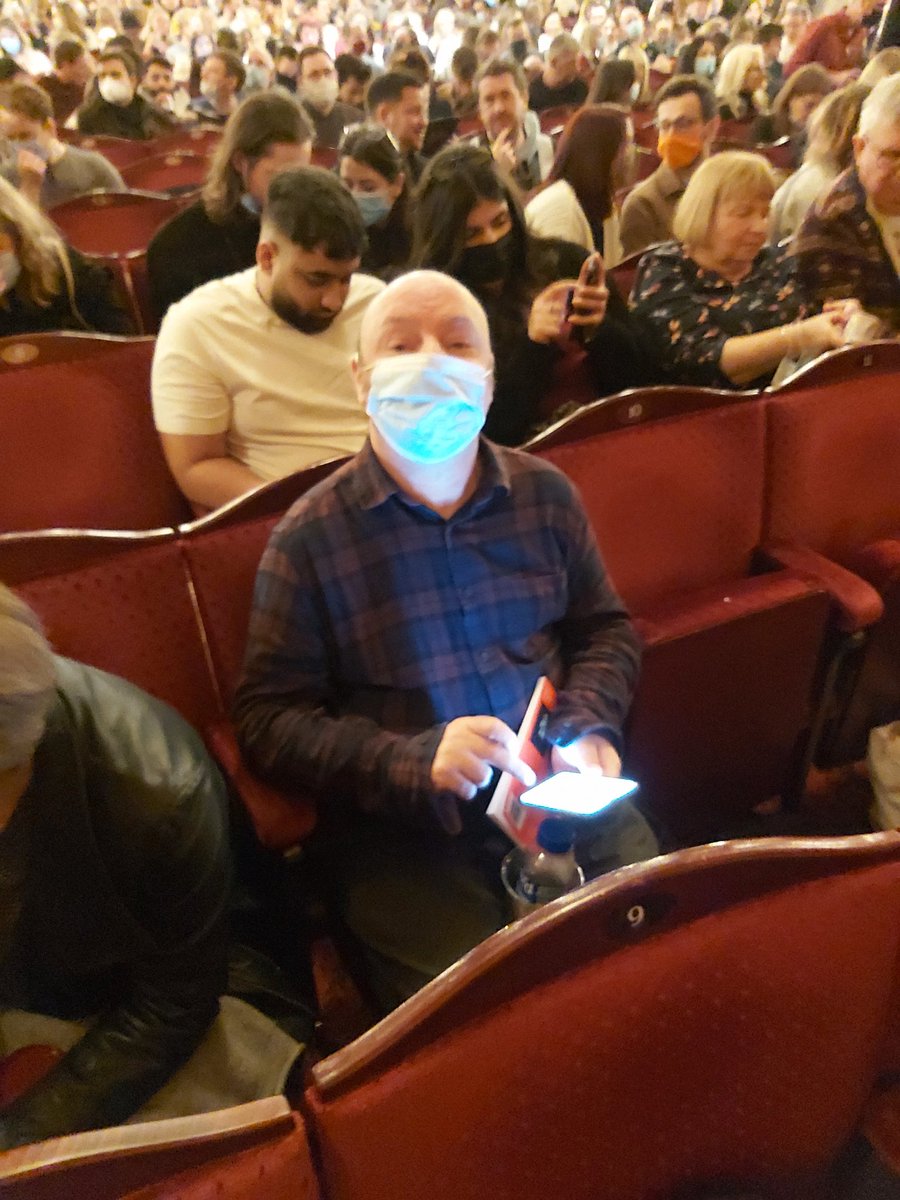 andysuthers's tweet image. This is the distance between the ghost and Shaun! #secondrow #twotwentytwo. @GielgudTheatre A x