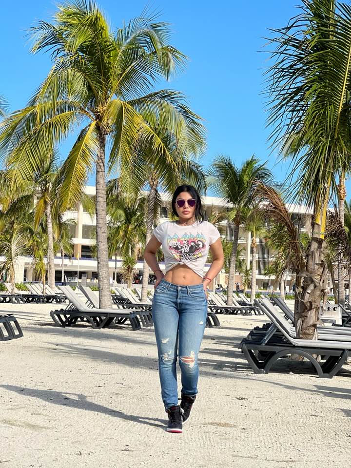 HaifaPictures's tweet photo. The diva @HaifaWehbe enjoying her day in Cancun,México before her concert😍🔥 
📌 21/01/2022
 #هيفاء_وهبي 
#HaifaWehbe https://t.co/KNS1iItB2y