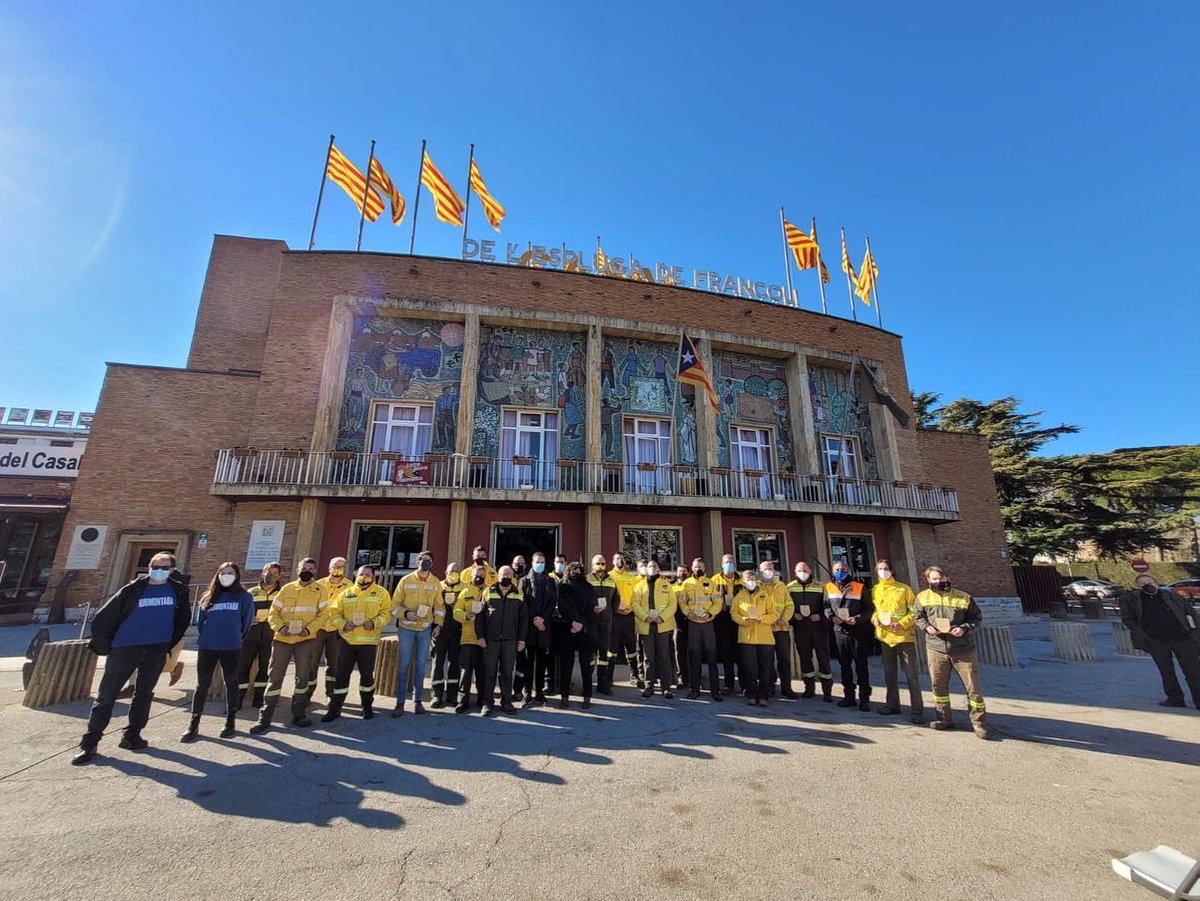 AnnaSanitjas's tweet photo. Avui dia de reconeixement a les #Adf per la seva gran tasca als aiguats de l’#esplugadefrancolí. Persones que sempre estan a punt quan el territori les necessita. Gràcies! @sfadfcat @agriculturacat https://t.co/HyH4c41Ve0