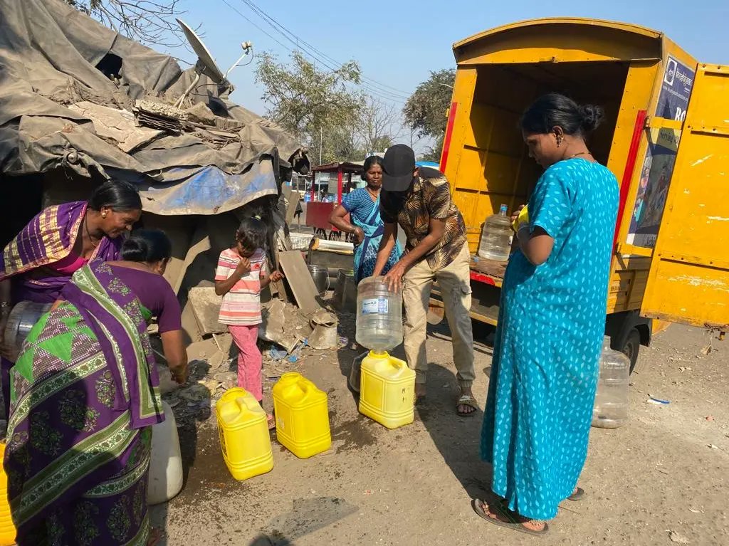 Khushiyaan_Org's tweet photo. Water Distribution- #week56 .
Location - Thane East, Brahmand, Airoli sector-19.
600 families at our Mumbai Rotighar slums is benefitted with clean drinking water weekly. https://t.co/rAh1ZC0DHX
