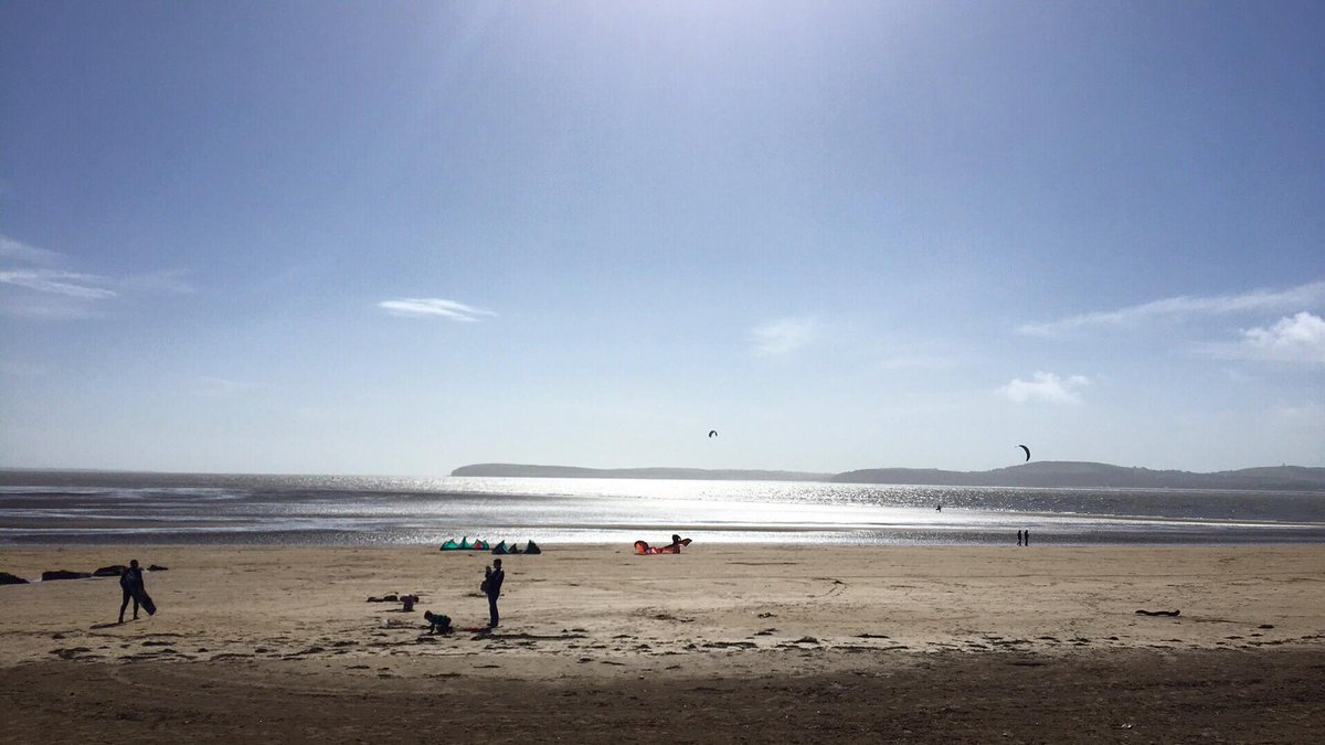 Get your blood pumping on a kitesurfing adventure with <a href="/HookedKitesurf/">Hooked Kitesurfing</a> at Duncannon Beach in Wexford! Known as one of the best beaches in Ireland to learn this epic sport eola.co/outlets/hooked…