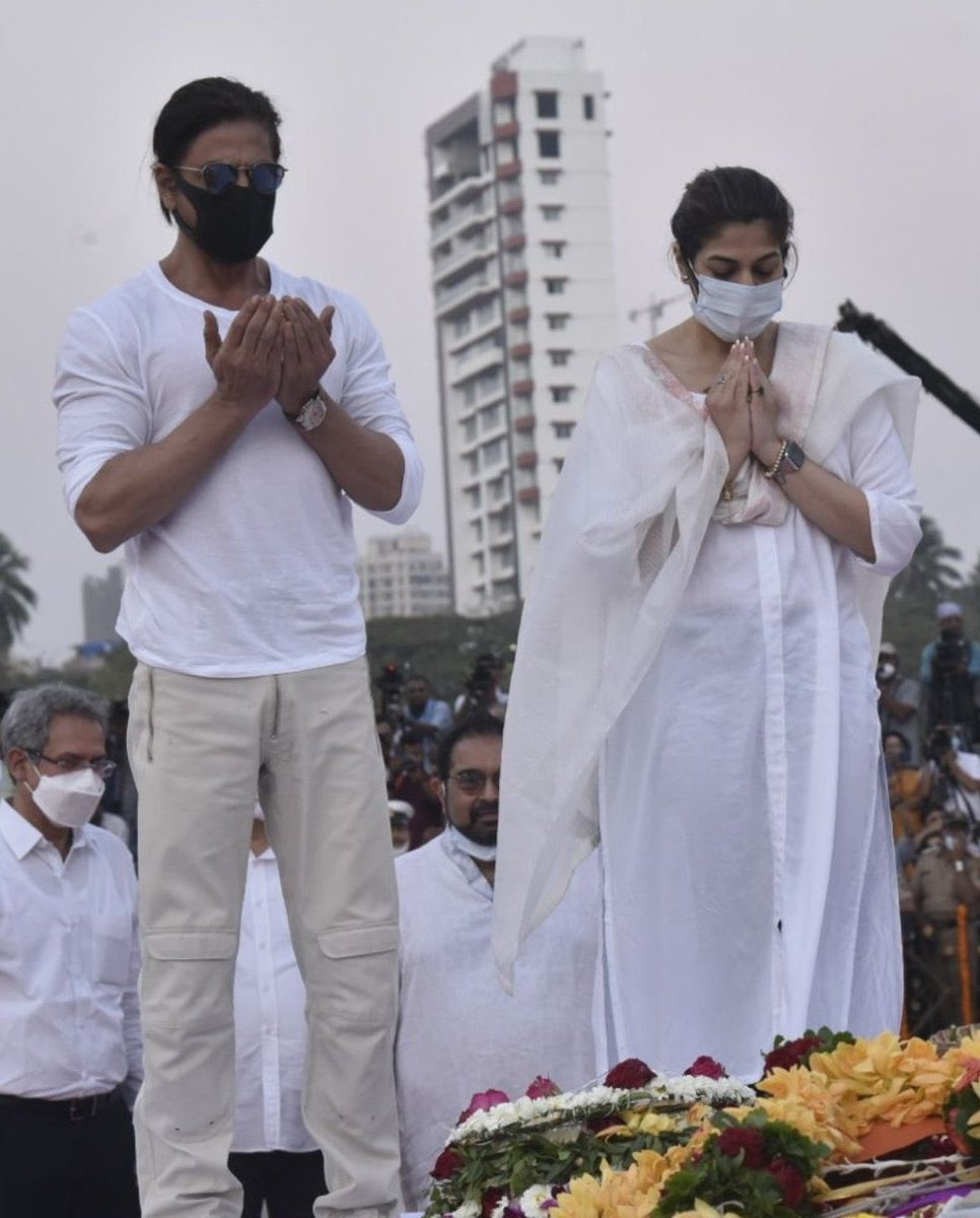 #India 🇮🇳🙏🤲

Shah Rukh Khan's tribute to Lata Mangeshkar has turned iconic. @qzindia’s @sharma_niaa reports. 

qz.com/india/2123398/… @iamsrk #SRKians #ShahRukhKhan #LataMangeskar #NightingaleofIndia #RIPLataMangeskar
