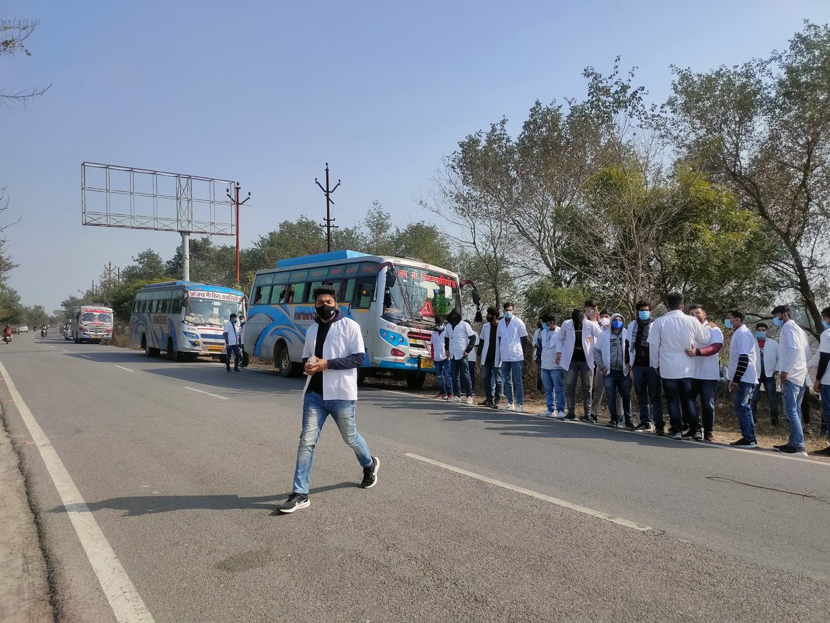 MBBSstudentCSJM's tweet image. MBBS छात्रों का परिणाम  धाँधली  के बाद  कानपुर  सीमा के अंदर  प्रवेश  करने  क्यों नहीं  करने दे रही है पुलिस  प्रशासन |
 @CSJM_University @drdineshbjp  @CMOfficeUP @anandibenpatel  @official_aimsa @yadavakhilesh @KanpurPolice @Uppolice @vpathakin @atulpradhansp