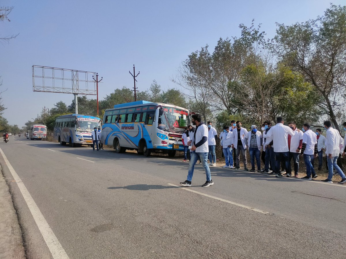 MBBSstudentCSJM's tweet image. MBBS छात्रों का परिणाम  धाँधली  के बाद  कानपुर  सीमा के अंदर  प्रवेश  करने  क्यों नहीं  करने दे रही है पुलिस  प्रशासन |
 @CSJM_University @drdineshbjp  @CMOfficeUP @anandibenpatel  @official_aimsa @yadavakhilesh @KanpurPolice @Uppolice @vpathakin @atulpradhansp