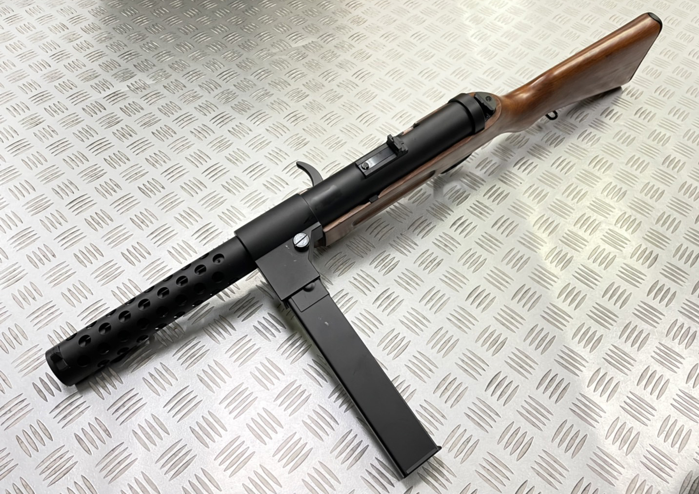 キンワ株式会社 ー再入荷案内ー Arrow Dynamic社製 ベルグマン Mp18 電動ガン 入荷 第一次世界大戦末期にドイツ帝国で開発され 短機関銃 という新たなジャンルを確立した ベルグマン Mp18 を再現 金属製レシーバーと木製ストックが実銃さながらの キンワ株式会社 ー再入荷案内ー Arrow Dynamic社製 ベルグマン Mp18 電動ガン 入荷 第一次世界大戦末期にドイツ帝国で開発され 短機関銃 という新たなジャンルを確立した ベルグマン Mp18 を再現 金属製レシーバーと木製ストックが実銃さながらの