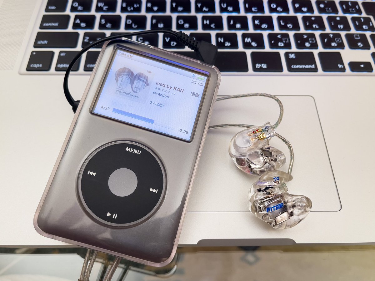 ttp1118's tweet photo. 最新曲がすぐ聴けない。
iPod classicってちょっと面倒くさい。

でもなんか「音楽聴いてるぞ！」って感じがすごくする。
違った意味での「音の良さ」がある気がする。

解像度高くないし
きびきび鳴れない感じ、なんか素直。

やっぱり面倒って好き。

#ipodclassic #ipod #fitear #mh334 #earmonitor https://t.co/AONU5el5ia